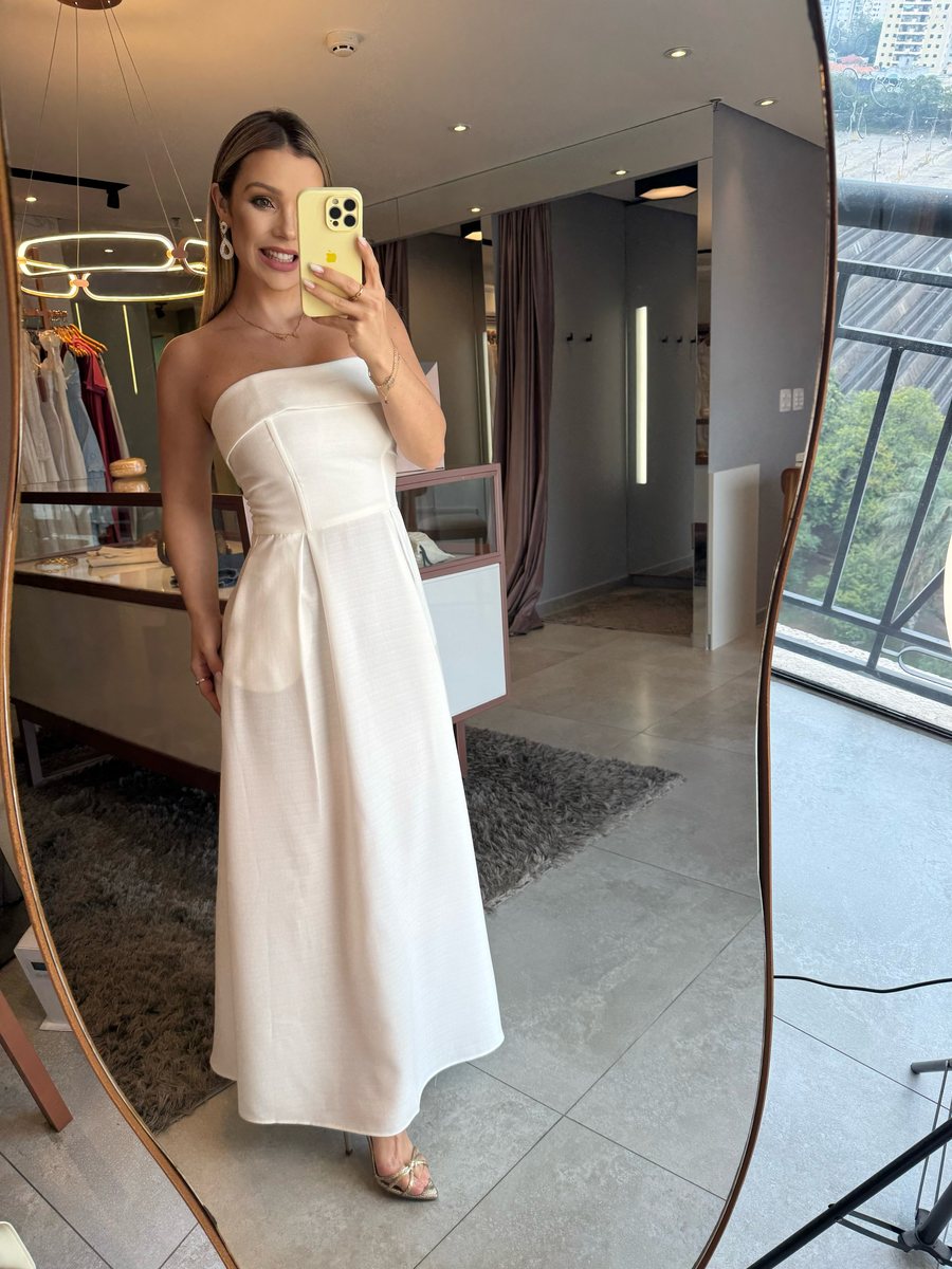 Showroom La Bonna com espelho em arco e vestido branco